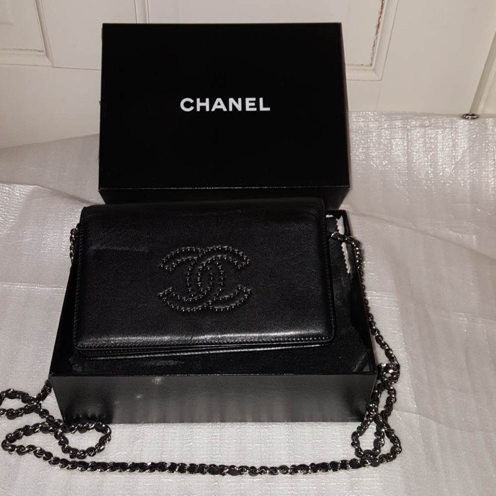 Blk Chanel wallet on a chain (calfskin)(authentic